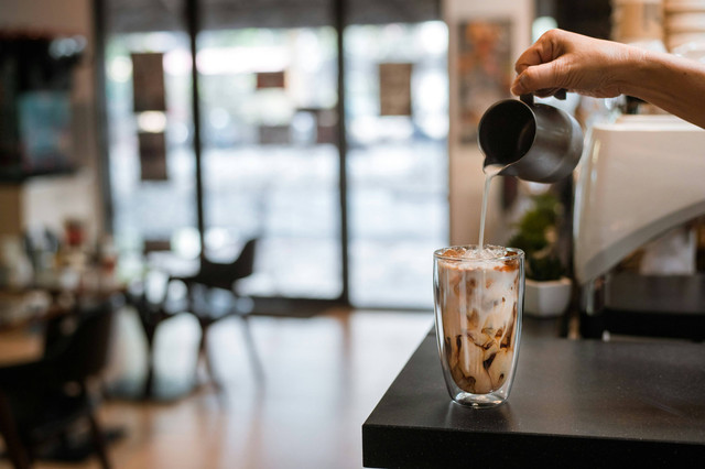 Ilustrasi Cara Membuat Es Cappucino Cincau. Unsplash/pariwan p.
