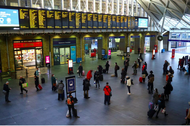 Stasiun King's Cross, London, Inggris, pada masa pandemi 21 Desember 2020. Foto: REUTERS/Hannah McKay