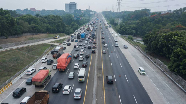 Sejumlah kendaraan pemudik melintas di Jalan Tol Jakarta-Cikampek di Kabupaten Karawang , Jawa Barat, Sabtu (23/12/2023). Foto: Fakhri Hermansyah/ANTARA FOTO