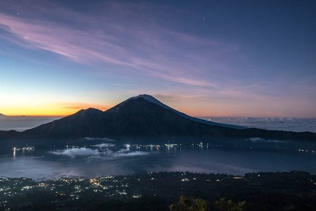 Resto Apung Kedisan Kintamani. Foto hanyalah ilustrasi, bukan tempat yang sebenarnya. Sumber: Unsplash/Abdelrahman Ismail