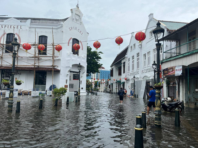 Kawasan Kota Lama Semarang terendam banjir, Kamis (14/3). Foto: Intan Alliva/kumparan