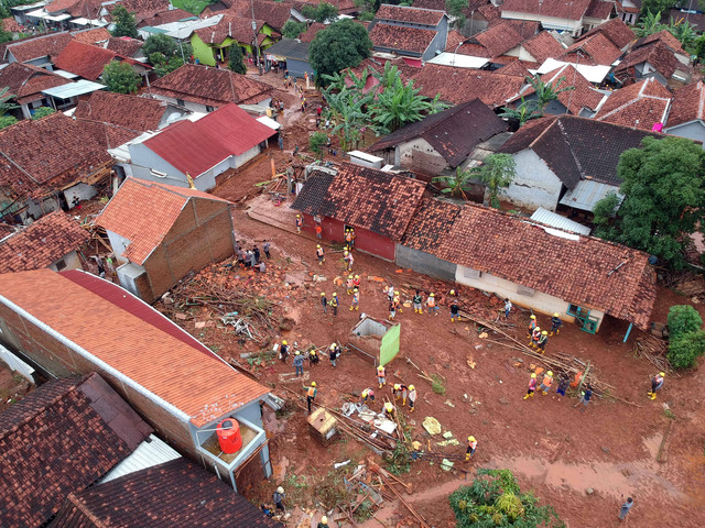 Sejumlah relawan bersama warga bergotong royong membersihkan barang-barang milik warga di sekitar rumah yang hanyut terdampak banjir di Desa Wangandowo, Kecamatan Bojong, Kabupaten Pekalongan, Jawa Tengah, Kamis (14/3). Foto: ANTARA FOTO/Harviyan Perdana Putra