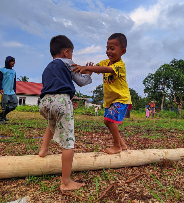 Bermain bebas di ruang terbuka mendorong peningkatan kemampuan mobilitas mandiri anak. Foto <a href="https://www.vecteezy.com/free-photos/background">Background Stock photos by Vecteezy</a> 