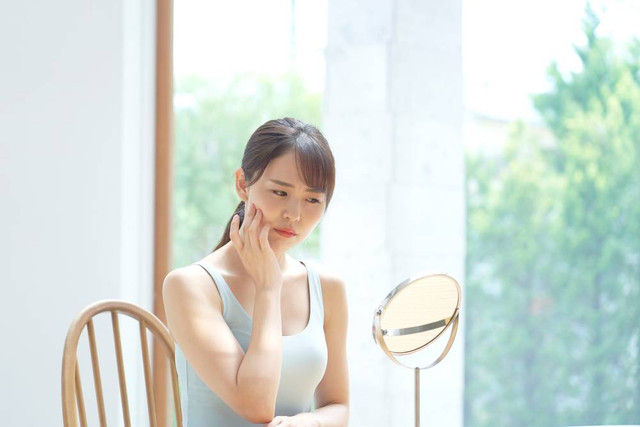 Ilustrasi perempuan yang khawatir dengan kondisi kulitnya. Foto: siro46/Shutterstock