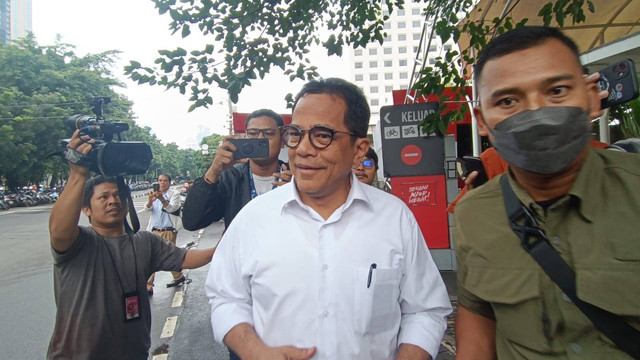 Sekjen DPR Indra Iskandar usai diperiksa di Gedung Merah KPK, Kamis (14/3/2024). Foto: Hedi/kumparan