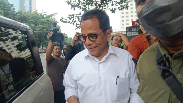 Sekjen DPR Indra Iskandar usai diperiksa di Gedung Merah KPK, Kamis (14/3/2024). Foto: Hedi/kumparan