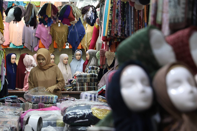 Sejumlah pedagang melayani pembeli pakaian muslim di Blok A Pasar Tanah Abang, Jakarta, Kamis (14/3/2024). Foto: Iqbal Firdaus/kumparan