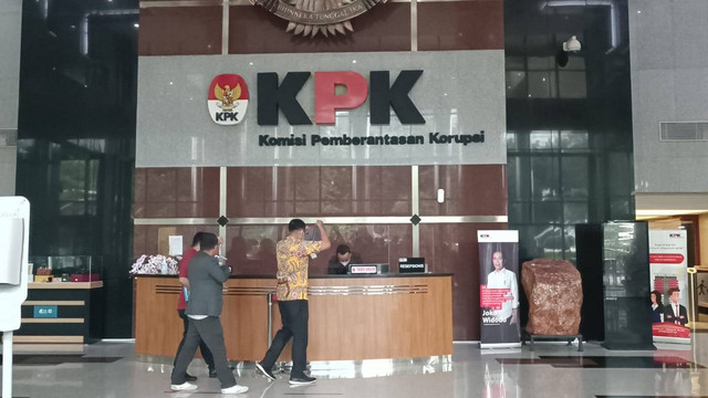 Ema Sumarna, Sekda Kota Bandung, saat diperiksa di Gedung Merah Putih KPK, Kamis (14/3/2024). Foto: Hedi/kumparan