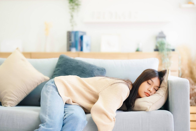 Ilustrasi perempuan lemas saat puasa. Foto: Shutterstock