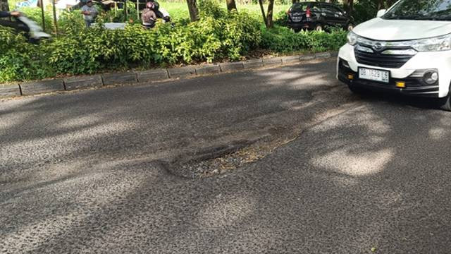 Lubang jalan SBY yang sudah sering mengakibatkan kecelakaan para pengendara sepeda motor.