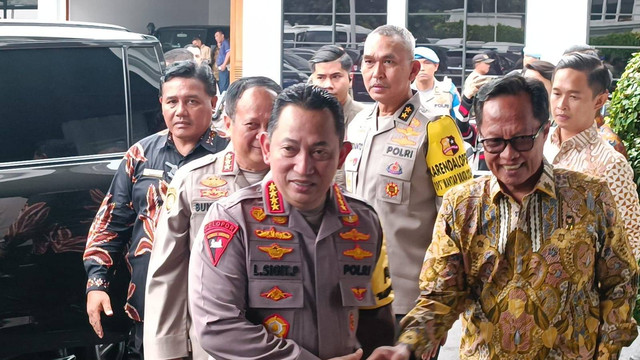 Kapolri Jenderal Listyo Sigit Prabowo menghadiri rapat koordinasi terkait dengan pemantauan perkembangan situasi pasca pemungutan suara dan antisipasi penetapan hasil suara Pemilu 2024 di Kantor Kemenko Polhukam, Jakarta Pusat, Jumat (15/3). Foto: Zamachsyari/kumparan
