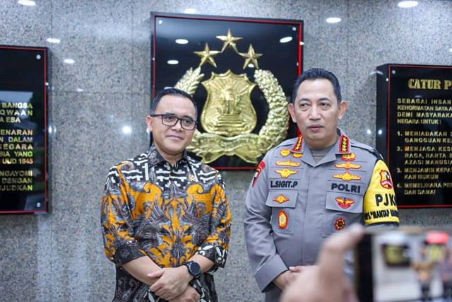 MenpanRB Azwar Anas bertemu Kapolri Listyo Sigit Prabowo di Mabes Polri. Foto: Dok. KemenpanRB