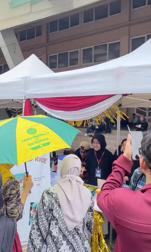 Suasana stand mahasiswa. Dokumentasi pribadi