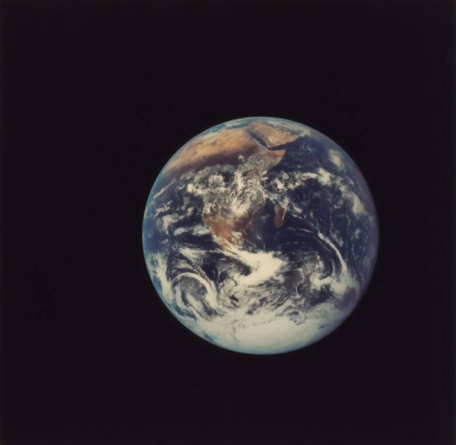 Ilustrasi pengertian rotasi bumi. Sumber: unsplash.com/ The New York Public Library