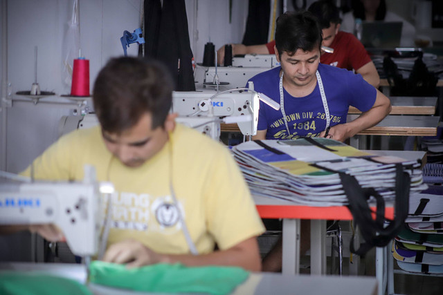 Pekerja menyelesaikan pembuatan tas berbahan baliho bekas kampanye pemilu di Liberty Society, Kabupaten Tangerang, Banten, Jumat (15/3/2024). Foto: Jamal Ramadhan/kumparan
