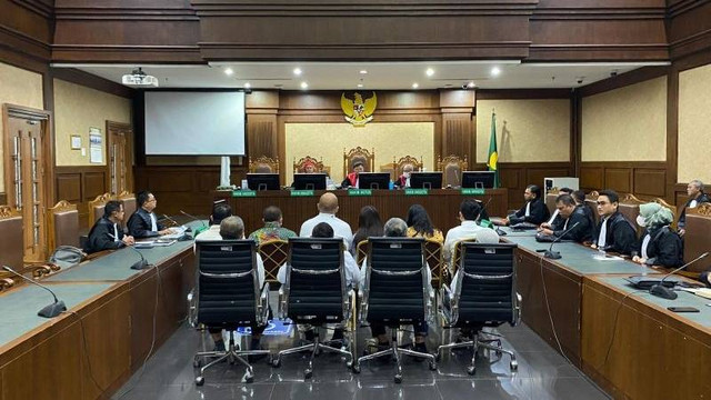 Terdakwa kasus korupsi tunjangan kinerja (tukin) di Kementerian ESDM tahun anggaran 2020 hingga 2022 dalam sidang pembacaan putusan di Pengadilan Tindak Pidana Korupsi, Jakarta, Jumat (15/3/2024). Foto: Fath Putra Mulya/ANTARA