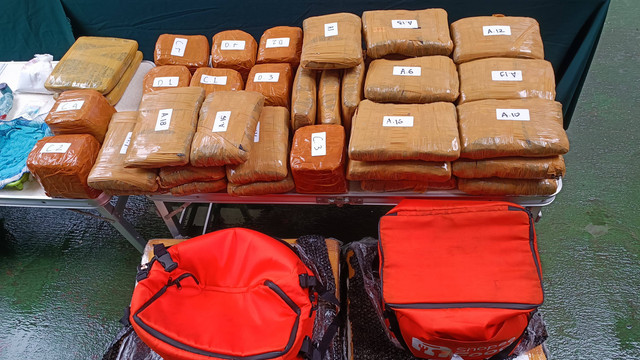 Rilis pengungkapan Ditresnarkoba Polda Metro Jaya selama bulan Februari. Ada 66,9 Kg Ganja, 2.500 lembar perangko LSD, dan grebek lab rumahan ekstasi, Jumat (15/3).  Foto: Thomas Bosco/kumparan