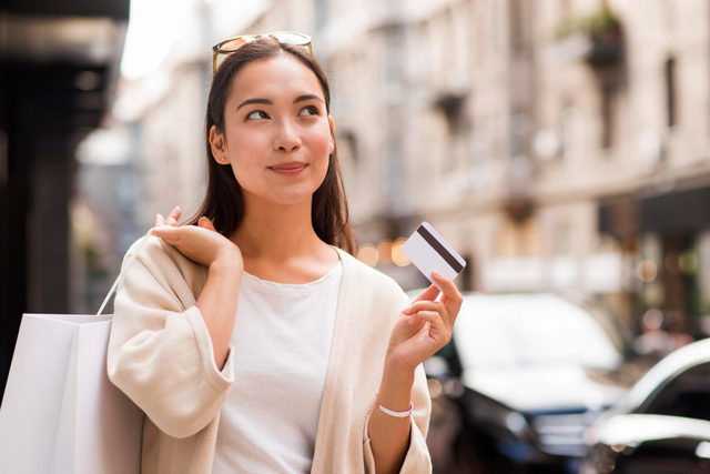 Ilustrasi berbelanja dengan kartu kredit. Foto: Shutterstock
