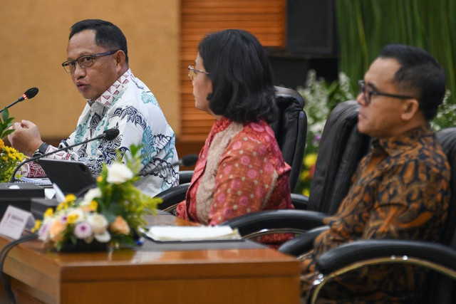 Menteri Keuangan Sri Mulyani Indrawati (tengah) bersama sejumlah menteri menyampaikan keterangan kepada wartawan terkait pemberian tunjangan hari raya (THR) dan gaji ke-13 untuk aparatur sipil negara (ASN) di Jakarta, Jumat (15/3/2024). Foto: Aditya Pradana Putra/ANTARA FOTO
