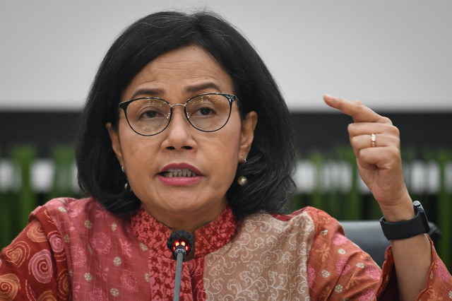 Menteri Keuangan Sri Mulyani Indrawati menyampaikan keterangan kepada wartawan terkait pemberian tunjangan hari raya (THR) dan gaji ke-13 untuk aparatur sipil negara (ASN) di Jakarta, Jumat (15/3/2024). Foto: Aditya Pradana Putra/ANTARA FOTO