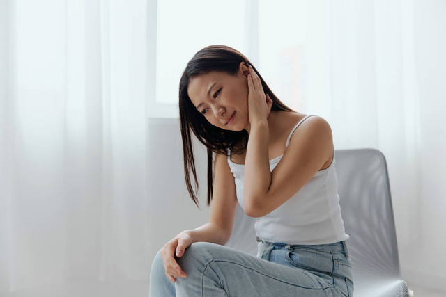 Ilustrasi perempuan alami gangguan pendengaran. Foto: ShotPrime Studio/Shutterstock