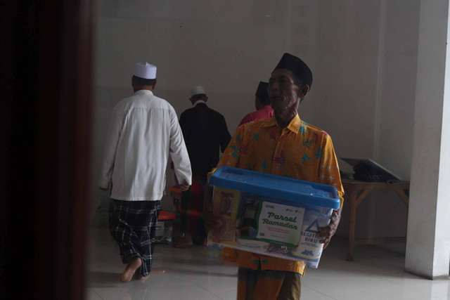 LPM Dompet Dhuafa dalam semarak program bulan Ramadan 1445 H menyalurkan Parsel Ramadan bagi lansia dan masyarakat dhuafa. (8/3/2024)