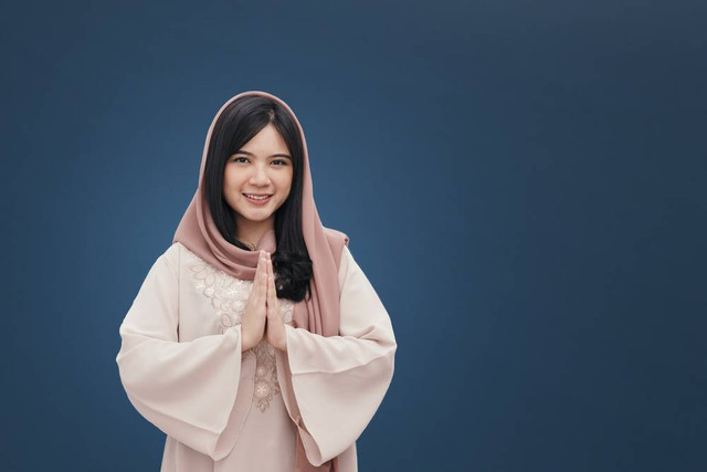 Ilustrasi perempuan melafalkan doa. Foto: Shutterstock