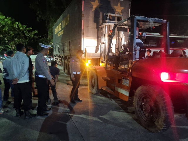 Bus tambrak truk di Karawang. Foto: Dok. Istimewa