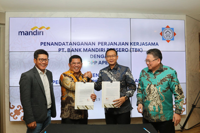 Foto bersama usai penandatanganan perjanjian kerja sama untuk mempermudah akses kepemilikan rumah bagi nasabah Bank Mandiri, yang diadakan di Jakarta. Foto: Dok. Istimewa