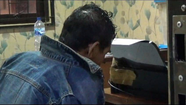 Surya (50) pelaku pembunuhan saat menjalani pemeriksaan oleh penyidik usai ditangkap dari persembunyian di wilayah Cileungsi, Bogor, Jumat (15/3). Foto: Dok. kumparan