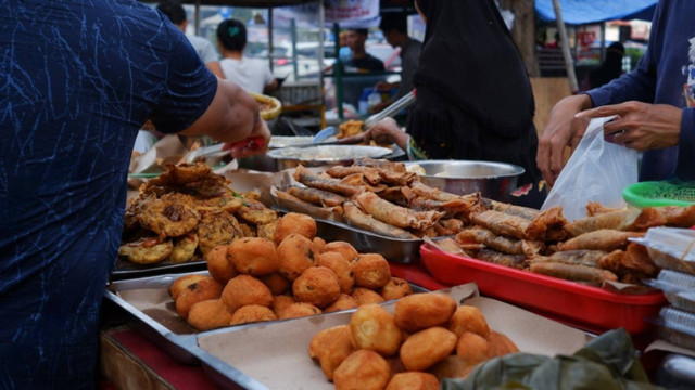 People hunting of Dessert (takjil) for Iftar. Foto: wisely/Shutterstock