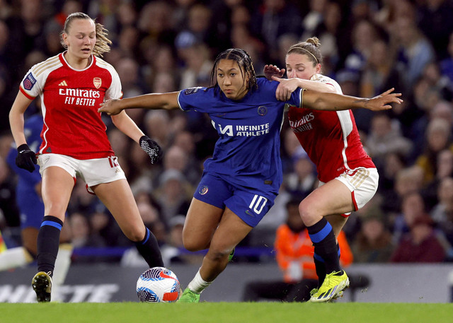 Lauren James dari Chelsea berebut bola dengan Kim Little dalam laga Liga Super Wanita, Chelsea vs Arsenal - Stamford Bridge, London, Inggris, 15 Maret 2024. Foto: Reuters/Andrew Couldridge