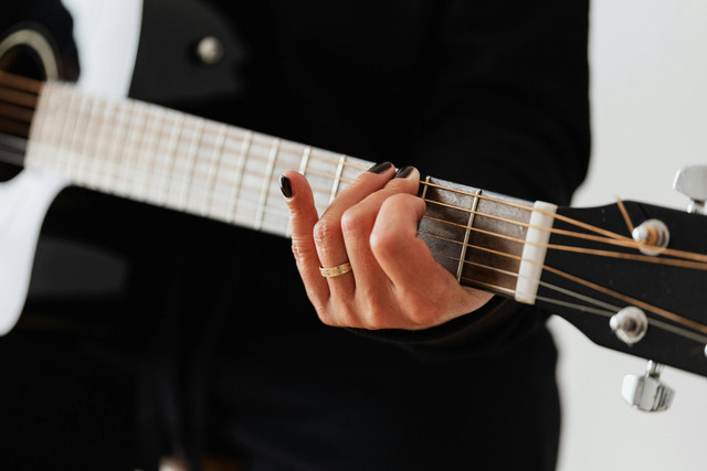 Ilustrasi bagaimana cara menentukan alat musik yang digunakan dalam musikalisasi puisi - Sumber: pexels.com/@karolina-grabowska/
