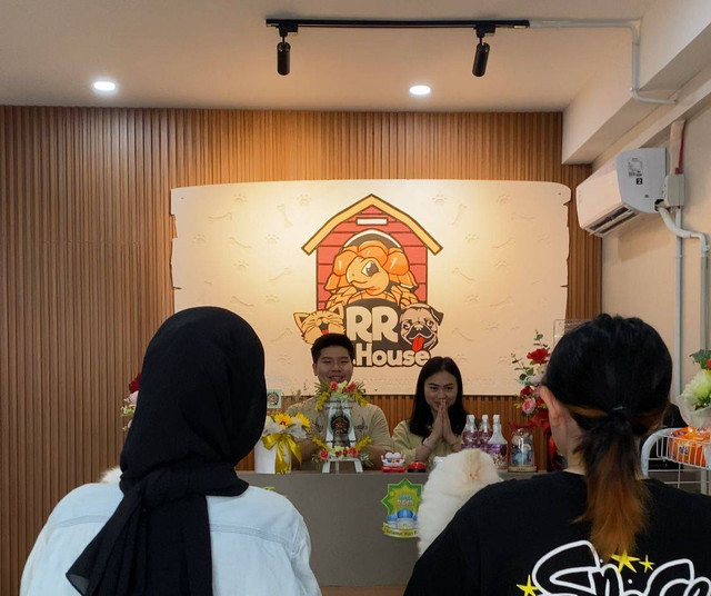 Pelanggan RR Pet Shop membawa anabulnya untuk mendapatkan treatment dari RR Pet Shop Pontianak. Foto: Rere Hutapea/Hi!Pontianak
