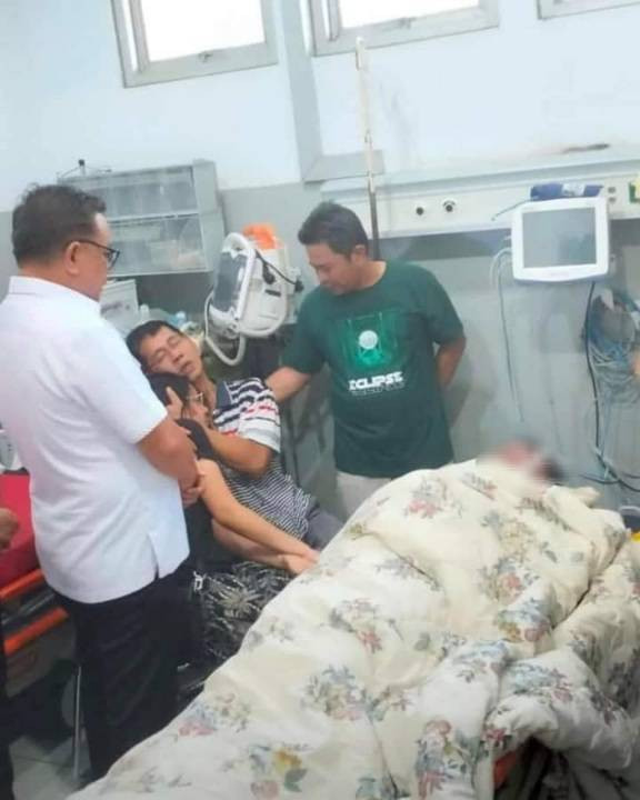 Wali Kota Bitung, Maurits Mantiri, saat menyampaikan duka ke Wakil Wali Kota Bitung, Hengky Honandar yang anak sulungnya meninggal dunia. (foto: istimewa)