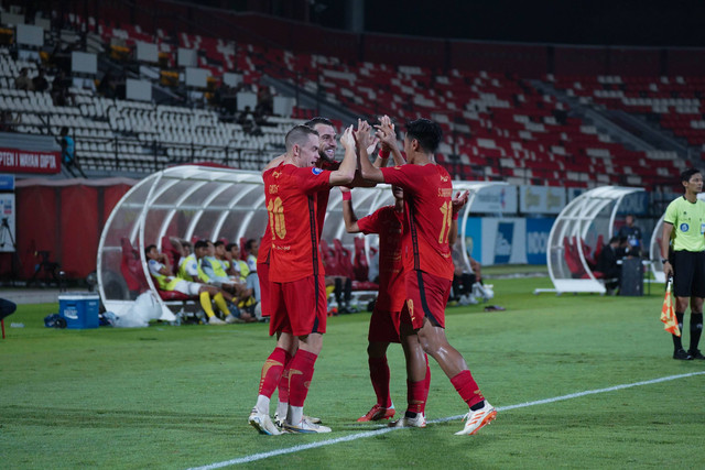  Selebrasi pemain Persija Jakarta usai Marko Simic mencetak gol ke gawang Persik Kediri dalam pertandingan Liga 1 2023/24 di Stadion Kapten I Wayan Dipta, Gianyar, Bali, Sabtu (16/3). Foto: Dok. Media Persija