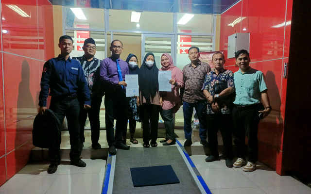 Tim kuasa hukum dari Kantor Hukum Amanah Nusantara bersama keluarga korban saat membuat laporan ke Polda Sumsel. (ist)