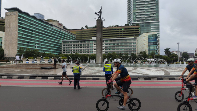 Suasana Car Free Day (CFD) di Bundaran HI, Jakarta Pusat, Minggu (17/3/2024). Foto: Jonathan Devin/kumparan