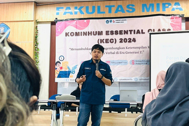 M. Adita Putra (Co Founder Lampung Geh) saat memaparkan materi desain grafis kepada peserta | Foto : Lampung Geh