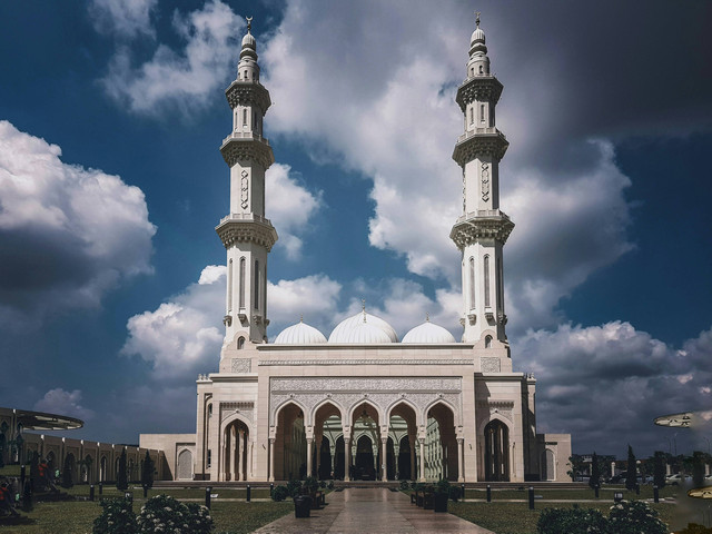 Masjid Ramlie Musofa. Foto hanya sebagai ilustrasi, bukan lokasi sebenarnya. Sumber: Unsplash/Muhammad Asysyahiid.