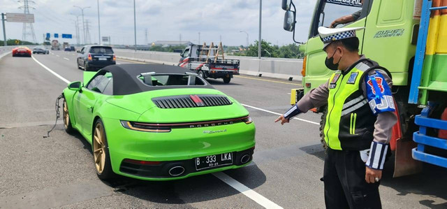 Porsche 991 Carrera S tabrak Nissan Grand Livina di Tol Kejapanan-Sidoarjo KM 768.400/B, pada Minggu (17/3/2024). Foto: Dok. Istimewa
