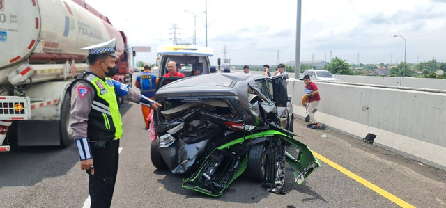 Porsche 991 Carrera S tabrak Nissan Grand Livina di Tol Kejapanan-Sidoarjo KM 768.400/B, pada Minggu (17/3/2024). Foto: Dok. Istimewa