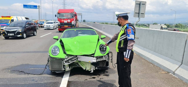 Porsche 991 Carrera S tabrak Nissan Grand Livina di Tol Kejapanan-Sidoarjo KM 768.400/B, pada Minggu (17/3/2024). Foto: Dok. Istimewa