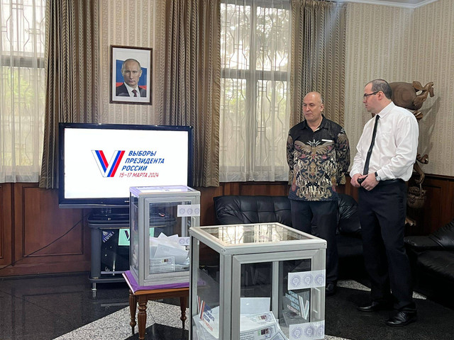 Pemilu Rusia 2024 di Kedutaan Besar Rusia untuk Indonesia di Jakarta, Minggu (17/3/2024). Foto: Tiara Hasna/kumparan