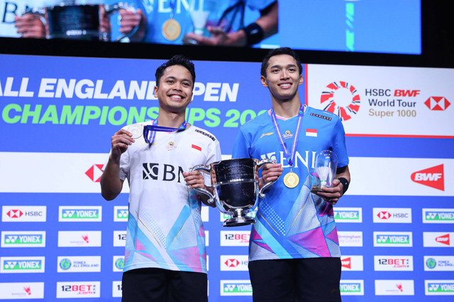 Jonatan Christie dan Anthony Ginting usai final All England 2024, Minggu (17/3/2024). Foto: PBSI
