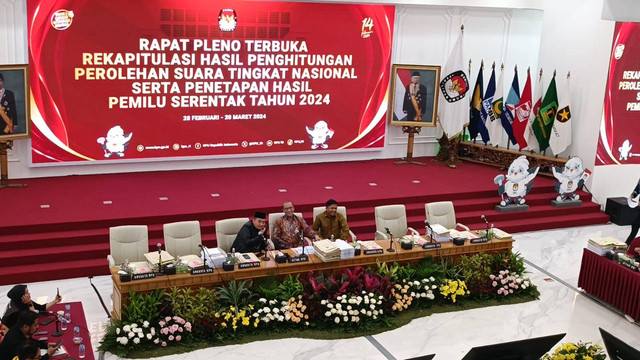 Suasana rapat pleno KPU RI rekapitulasi suara nasional provinsi Papua Tengah, Minggu (17/3/2024). Foto: Zamachsyari/kumparan