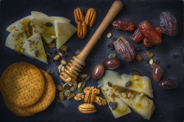 Infused water kurma adalah minuman yang dibuat dengan buah kurma direndam dalam air selama semalaman.. Foto: Pexels.com