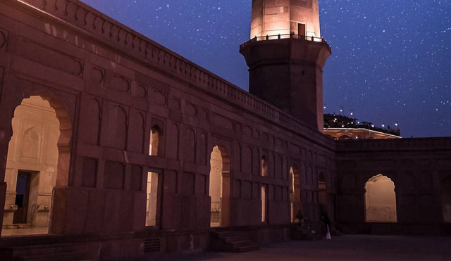 Masjid Istiqamah Bandung. Foto hanyalah ilustrasi bukan tempat sebenarnya. Sumber: Unsplash/Nouman Younas