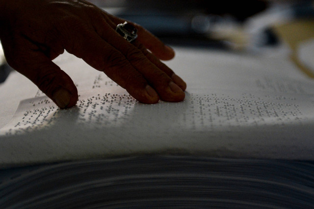 Pekerja menyelesaikan pembuatan Al Quran braille di Percetakan Yayasan Penyantun Wyata Guna, Bandung, Jawa Barat, Senin (18/3/2024). Foto: Raisan Al Farisi/Antara FotoKisah Ibu Syifa, Penyandang Tunanetra Asal ...