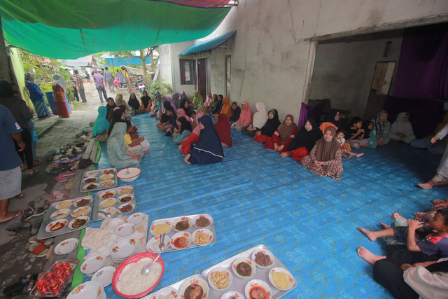 Foto tradisi saprahan pada masyarakat Melayu Sambas (Dokumentasi pribadi)